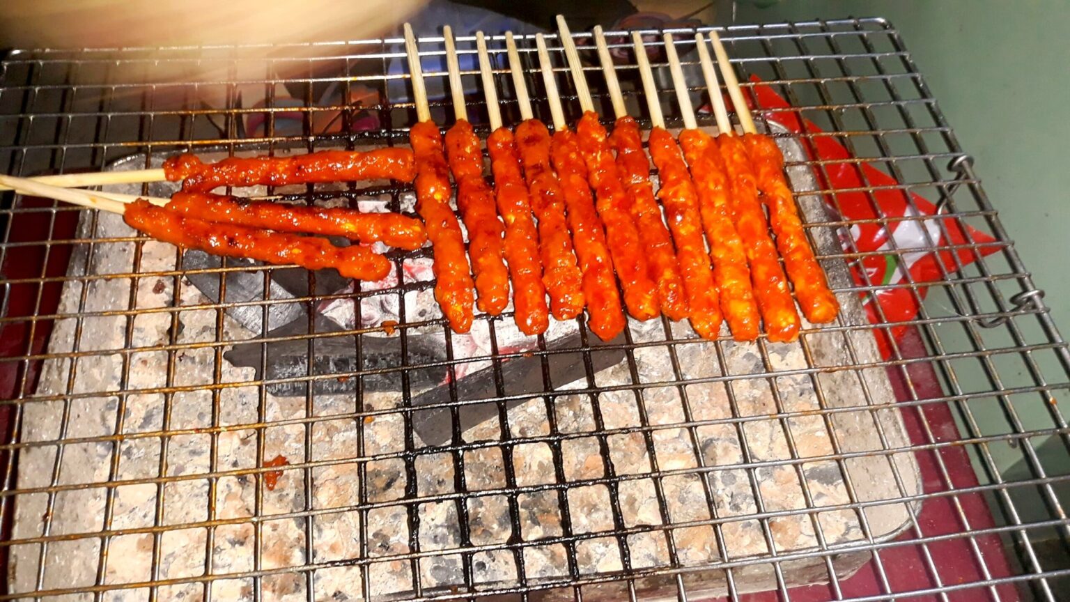 nem nướng（豚つくねの串）を焼く網