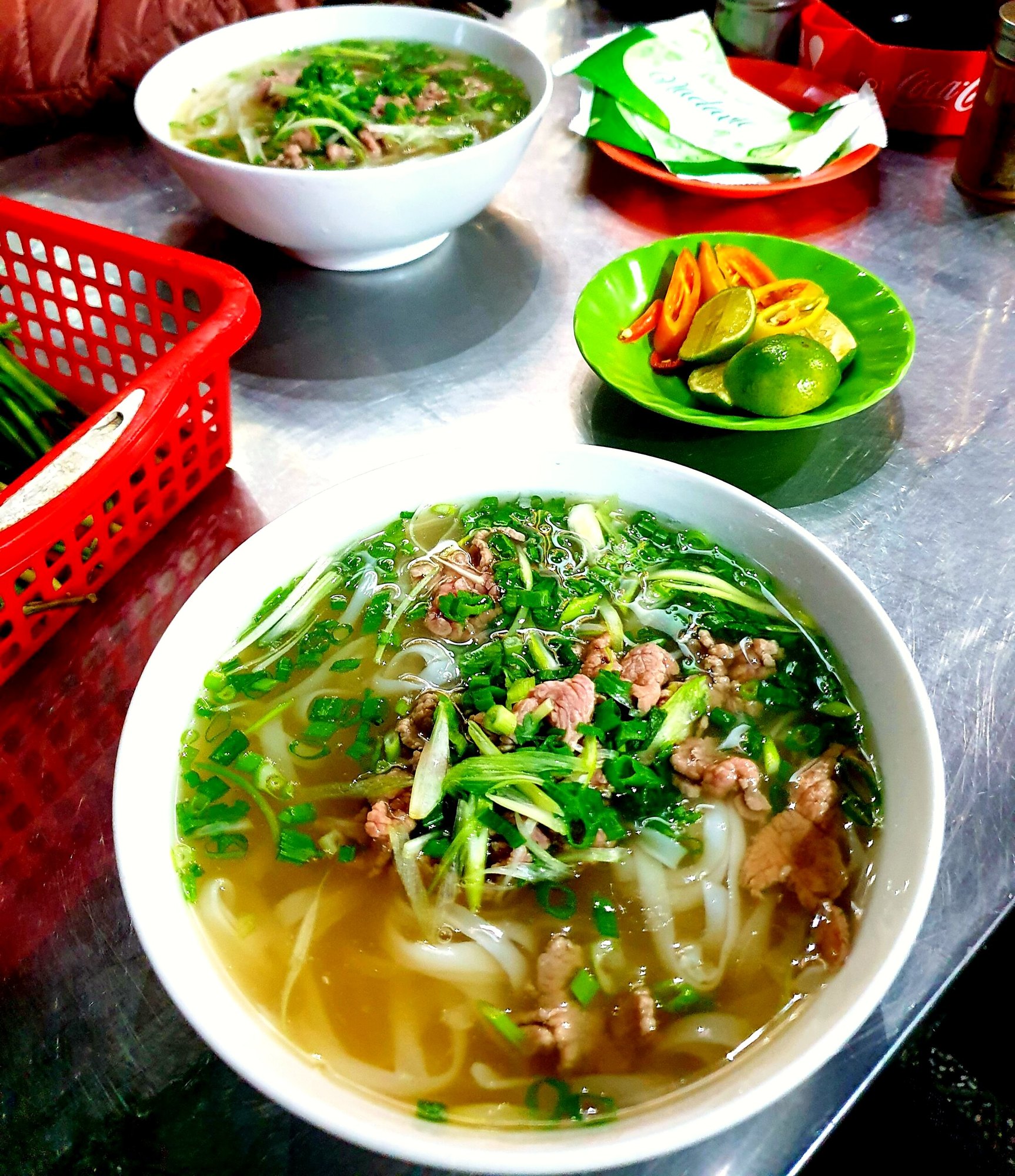 phở bò（牛肉のフォー、ハーブと唐辛子）