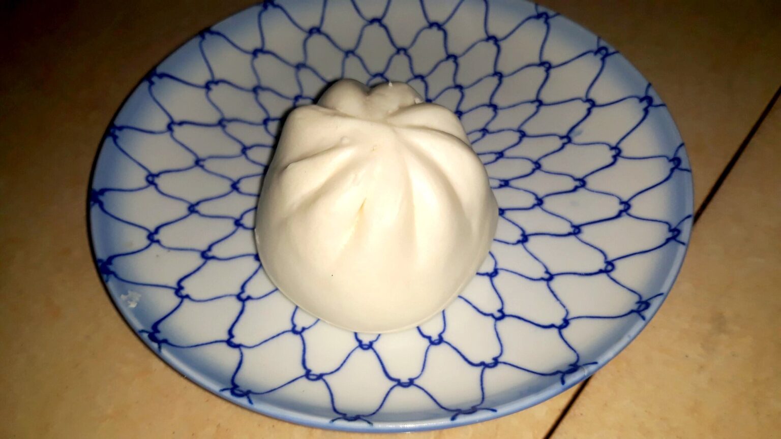 bánh bao。皿にのった白い蒸し饅頭（ベトナム・2020年）