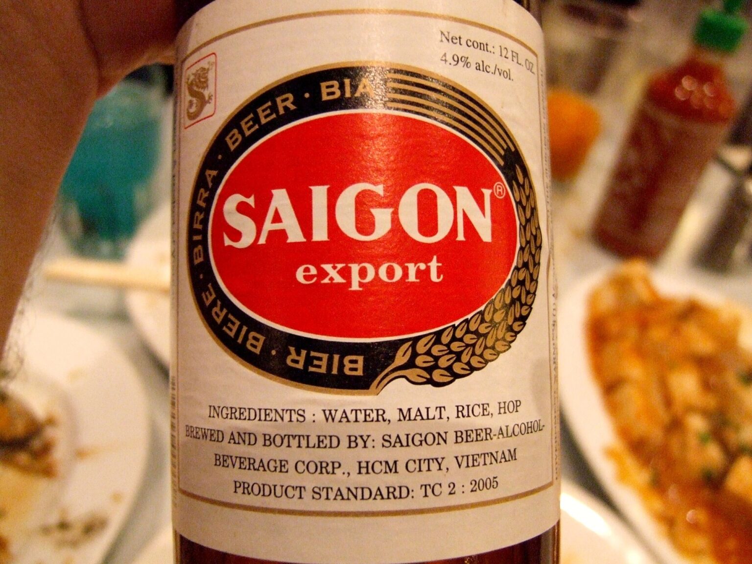 Bia Sài Gòn（赤ラベル）の瓶。食卓の上（2007年）