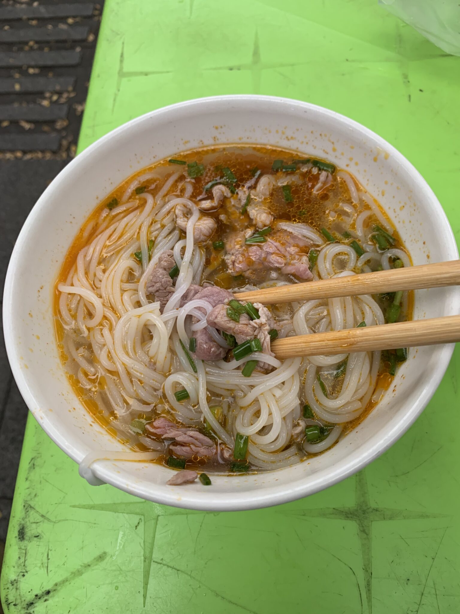 bún bò Huế。赤い辛いスープと太い米麺、牛肉（フエのĐông Ba市場・2024年）