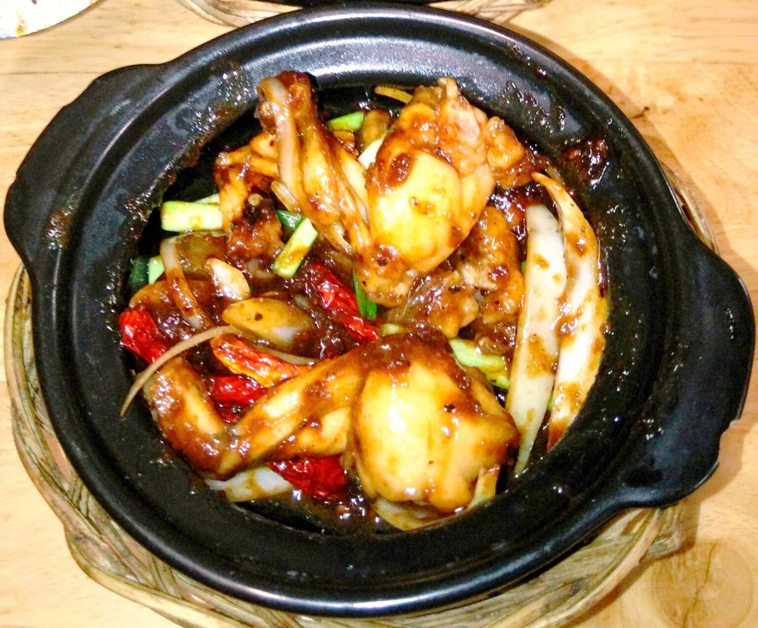 cháo ếch Singapore。土鍋で煮込んだ蛙の甘辛煮（Tân Phú区・2018年）