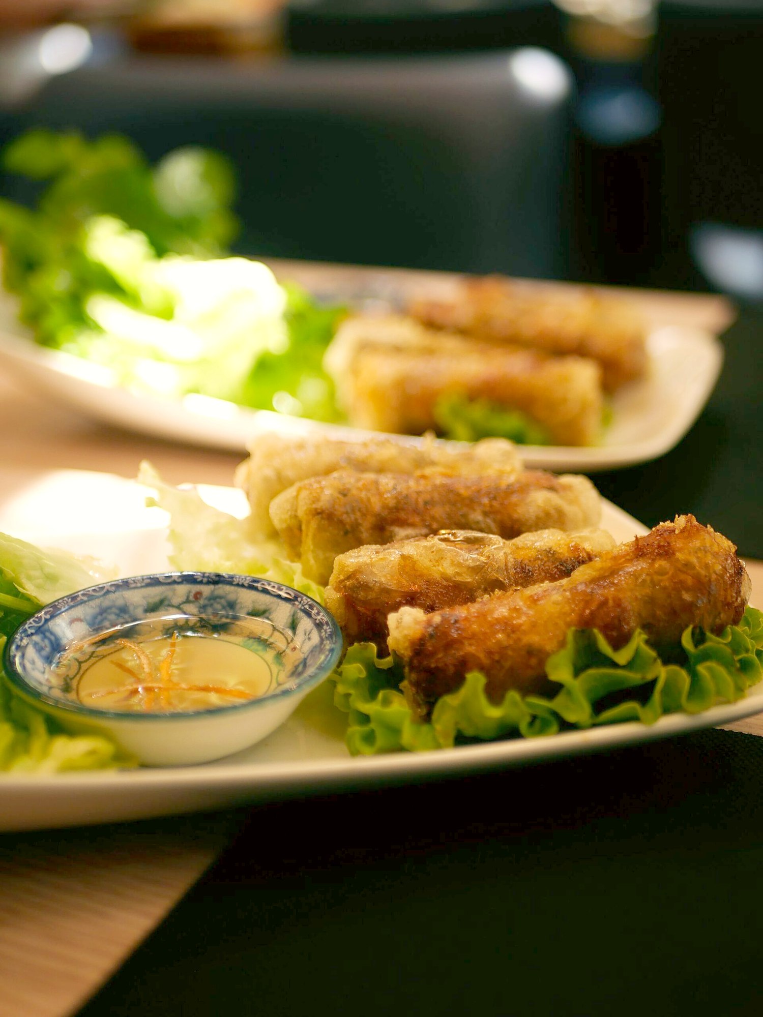 chả giò。レタスを敷いた皿の揚げ春巻きとヌクマムの小鉢