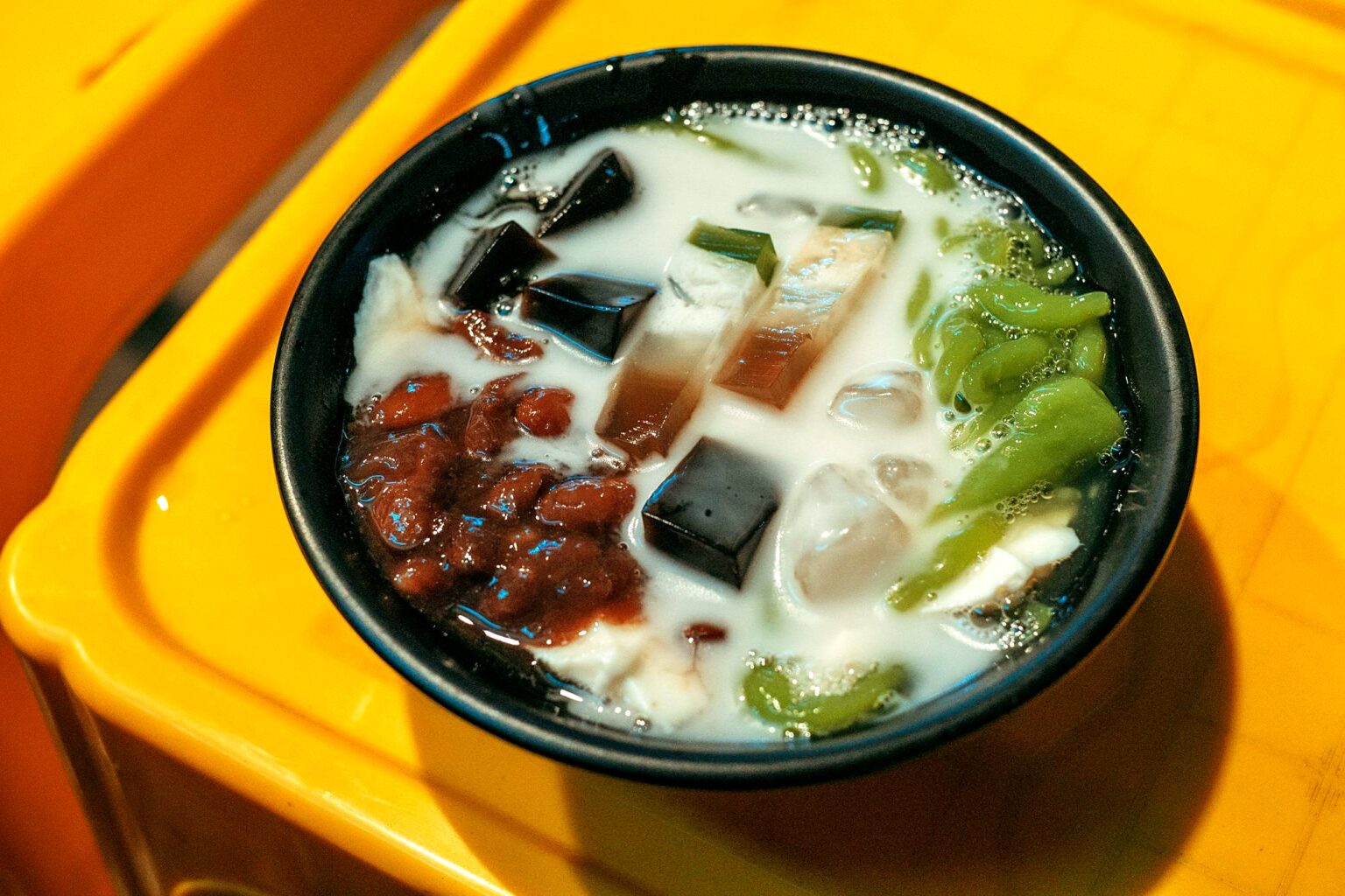 chè ba màu。小豆・草ゼリー・パンダンの緑麺にココナッツミルクと氷