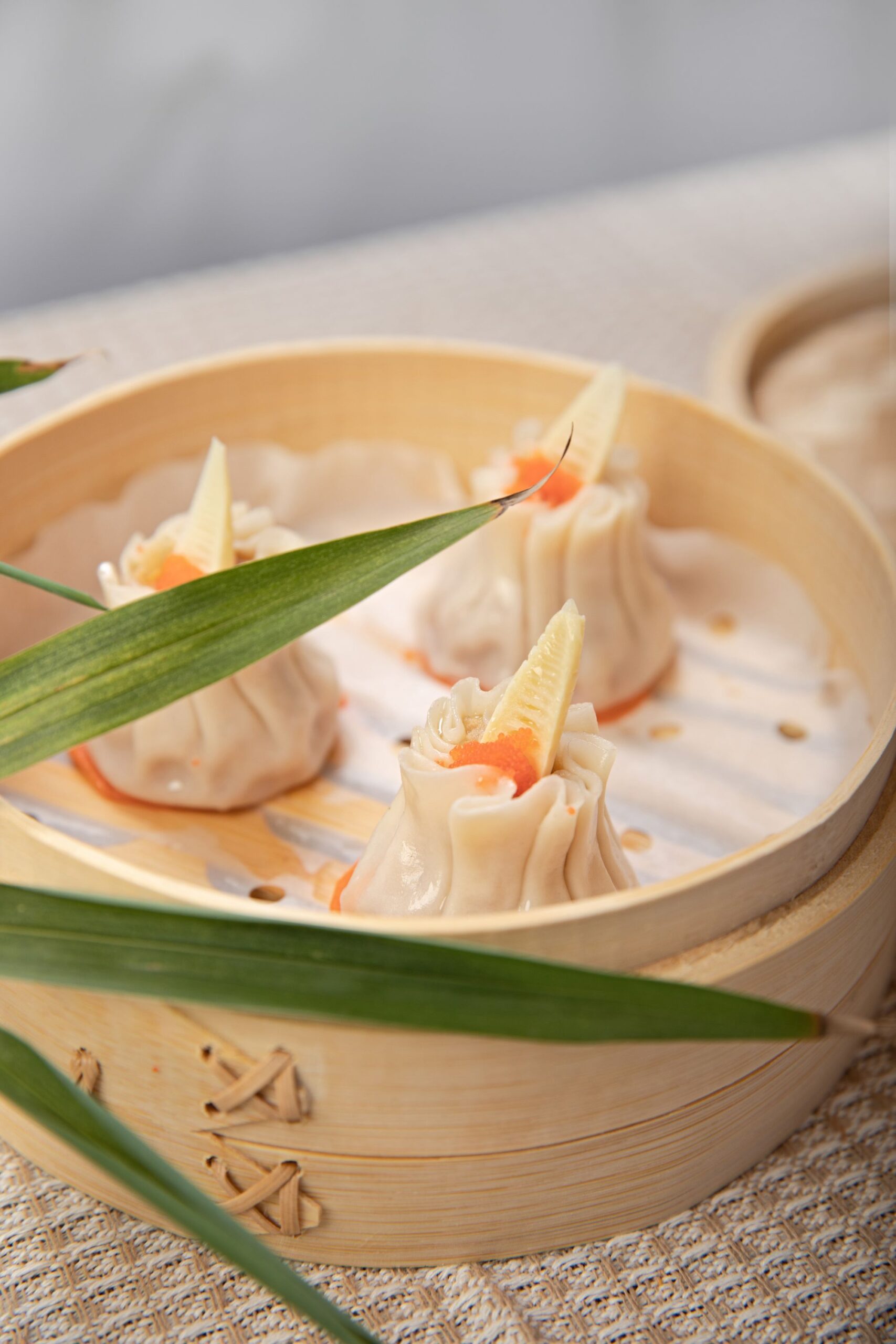 há cảo。蒸籠に並んだ透ける皮の海老の蒸し餃子