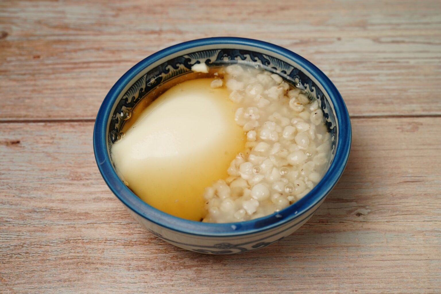 tàu hũ。椀に盛った豆花に生姜シロップと麦