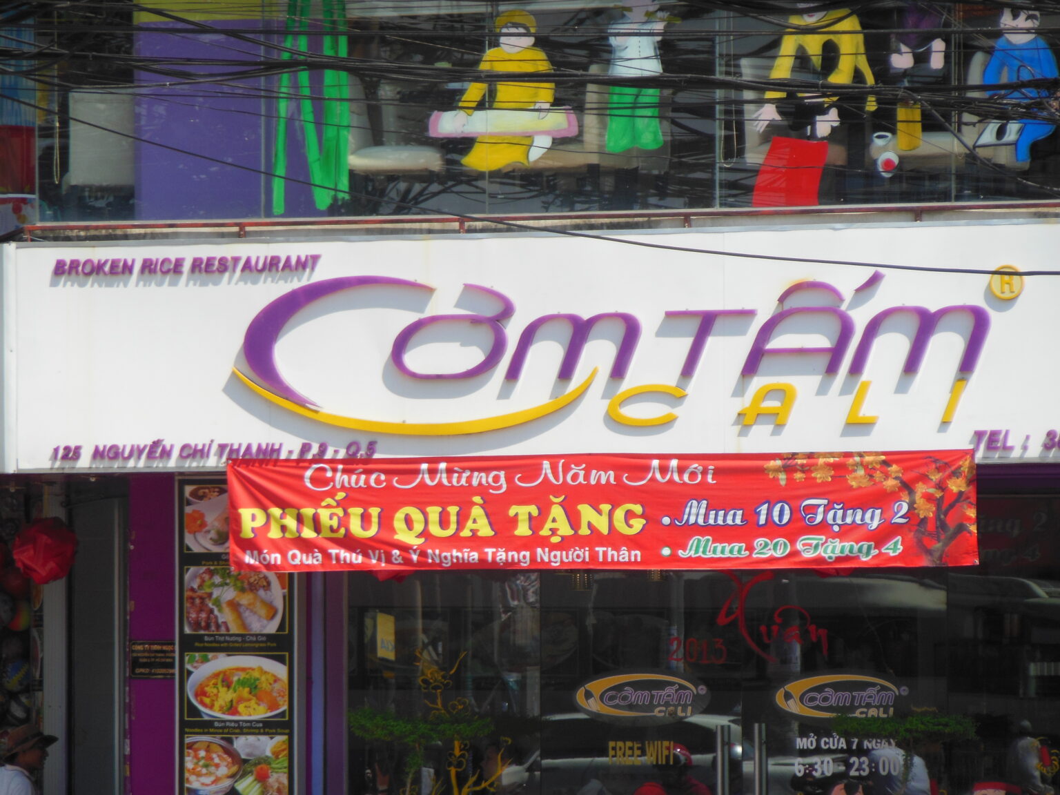 Cơm Tấm Caliの店頭看板（18 Nguyễn Chí Thanh、旧5区）