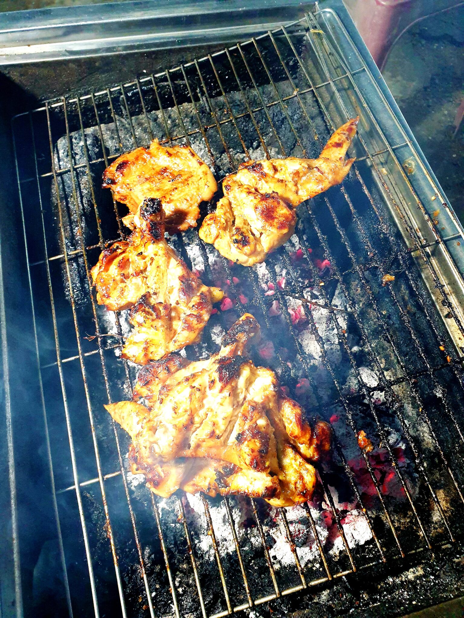 網の上で炭火に焼かれる豚ロース肉
