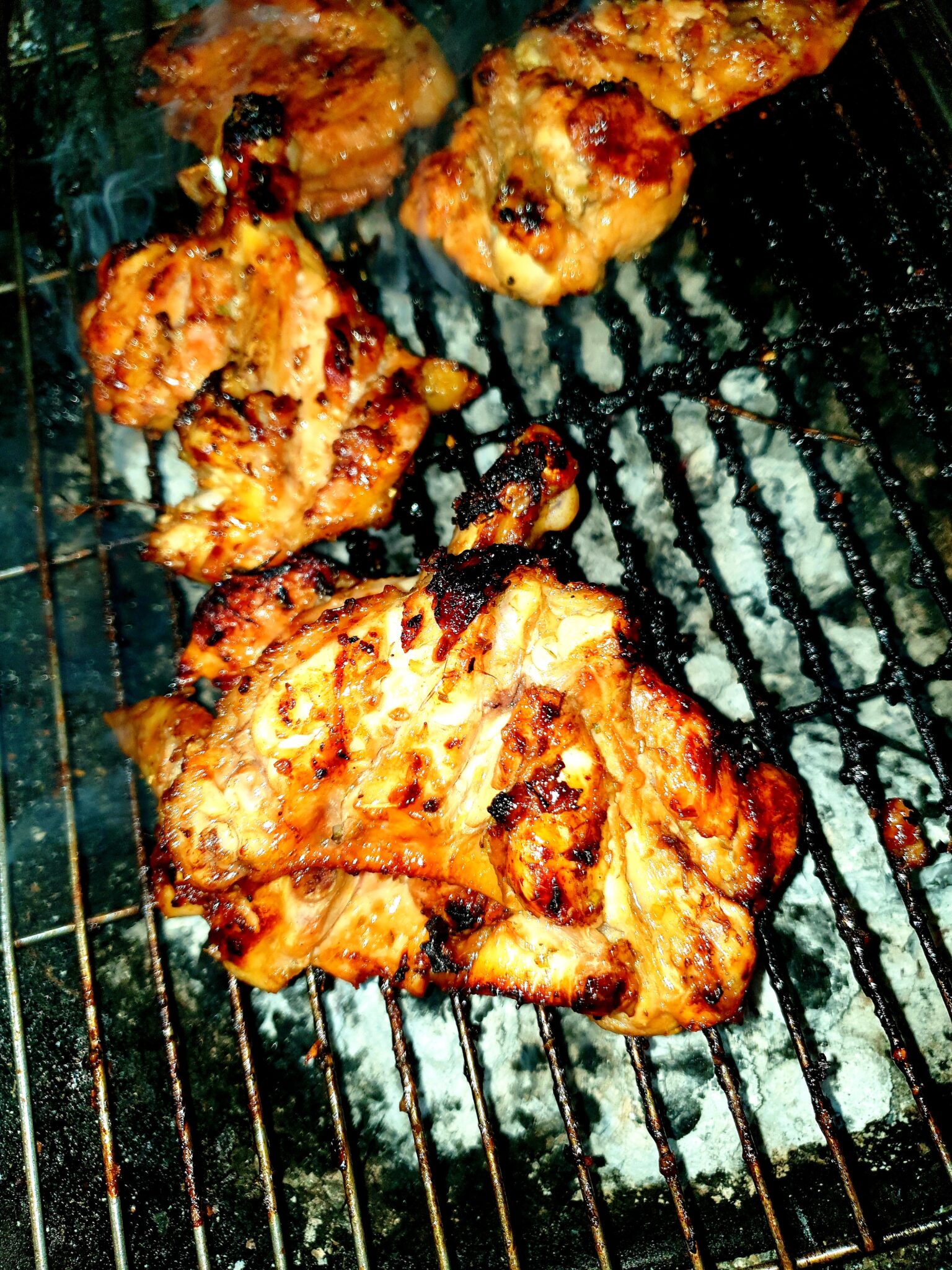 焼き上がり直前の豚肉、炎と煙