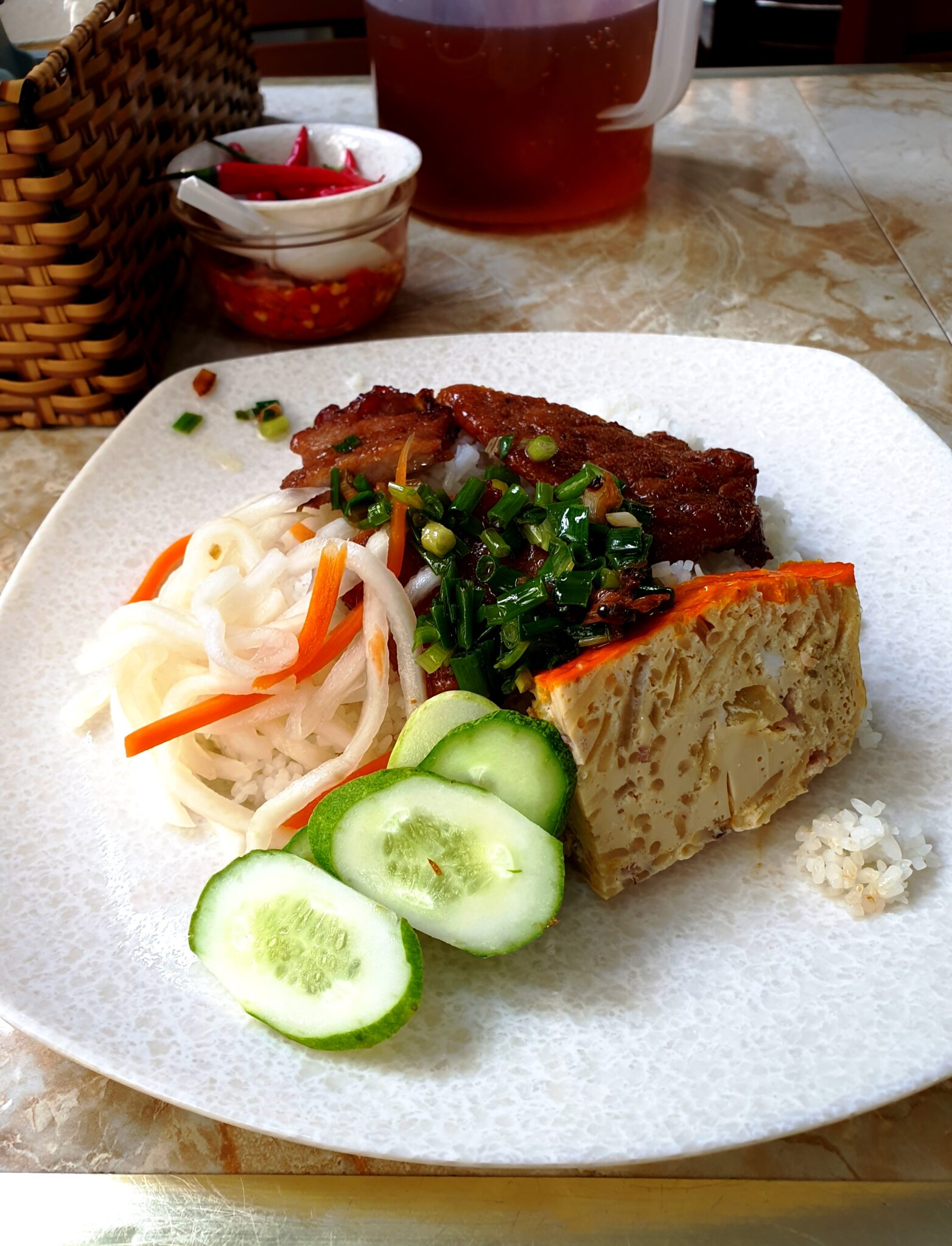 sườn bì chả の三点盛り（焼き豚・豚皮の糸切り・卵入り蒸し肉）と砕き米