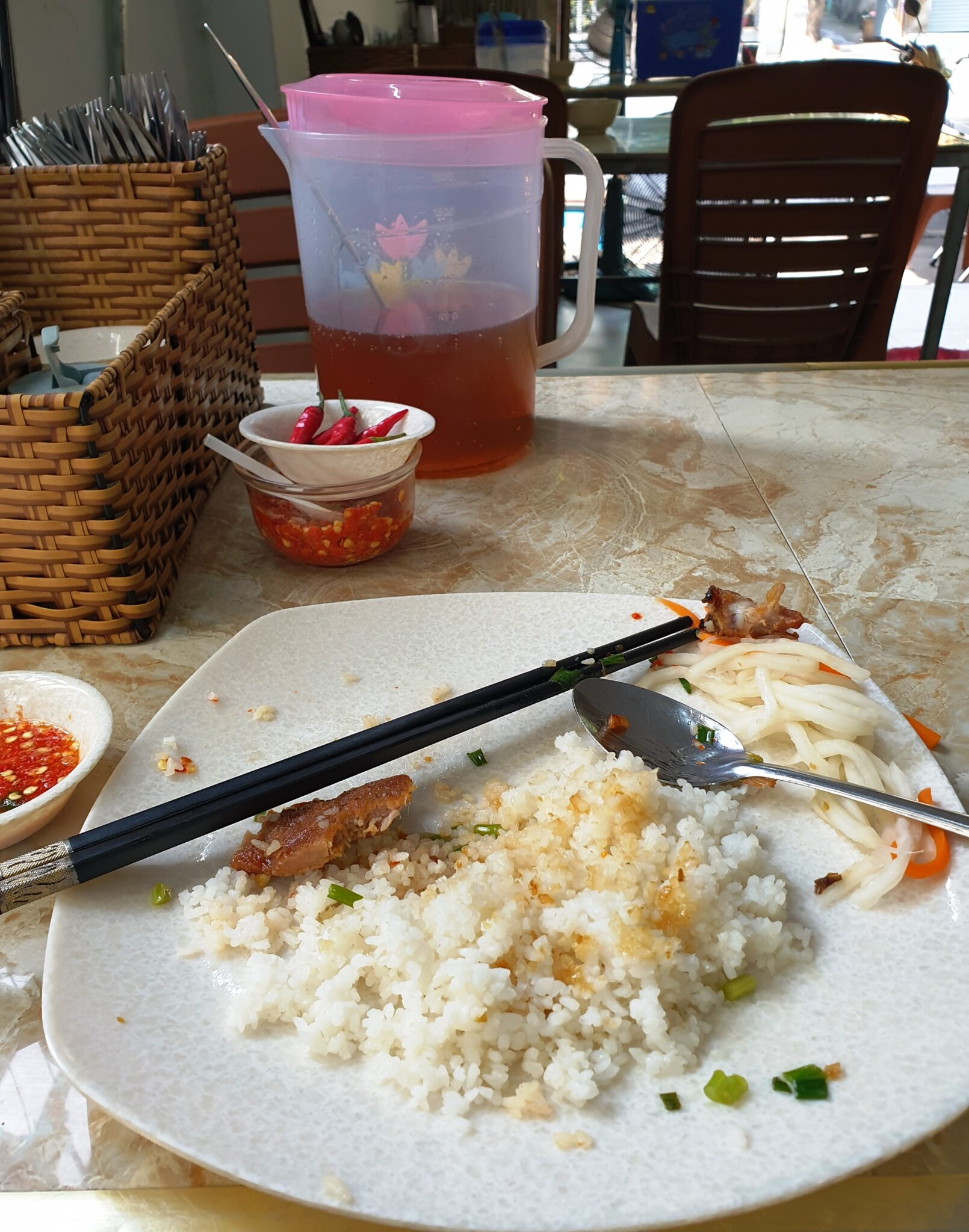 sườn bì chả の皿を斜め上から
