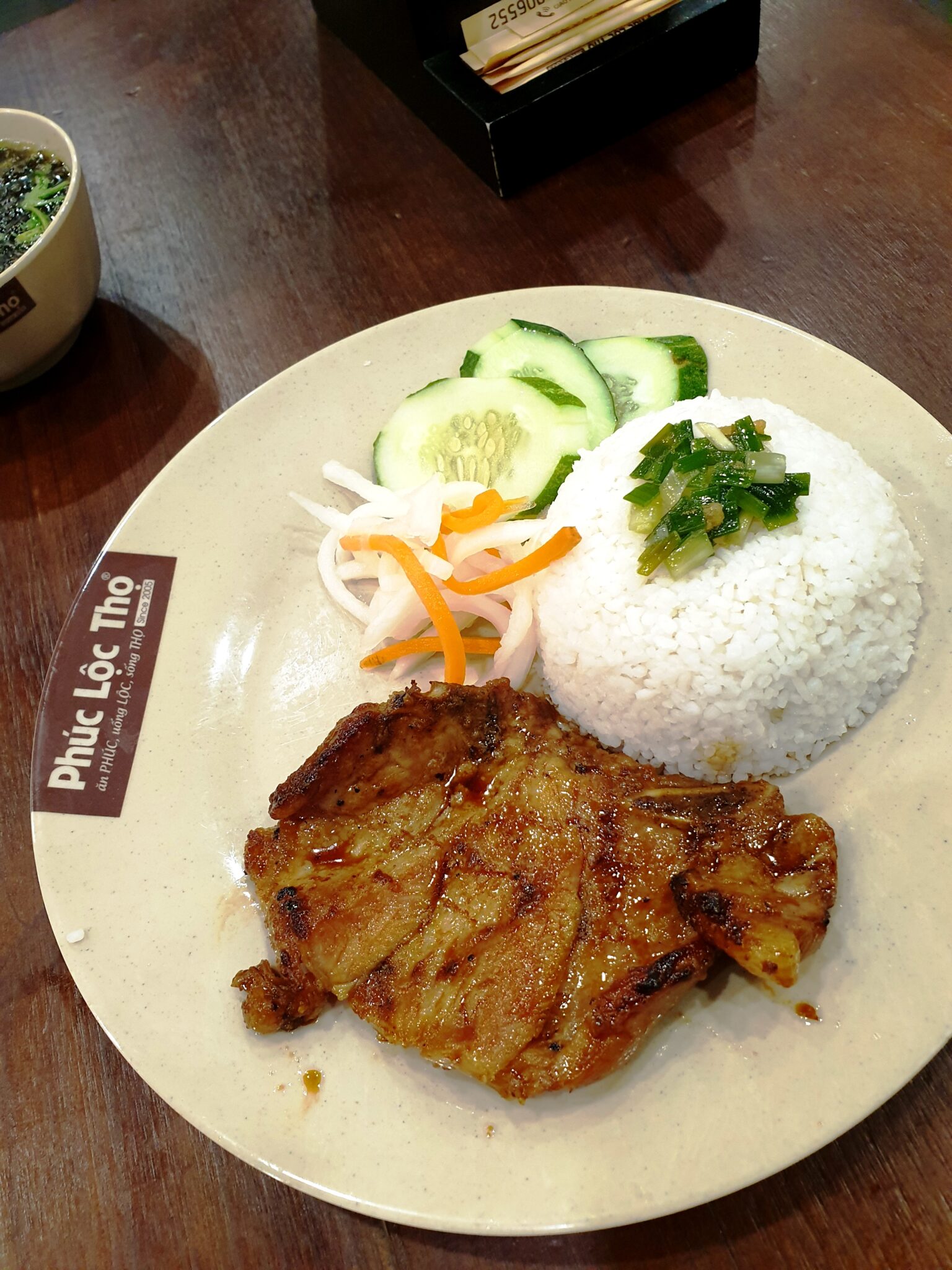 チェーン店Phúc Lộc Thọのロゴ入り皿。焼き豚、なます、きゅうり