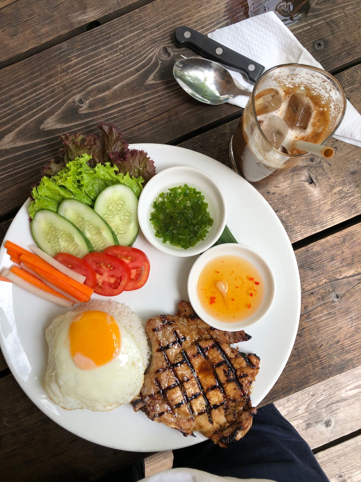 豚肉・目玉焼き・野菜のごはんとアイスコーヒーのセット（Pexels台帳 fp-086）