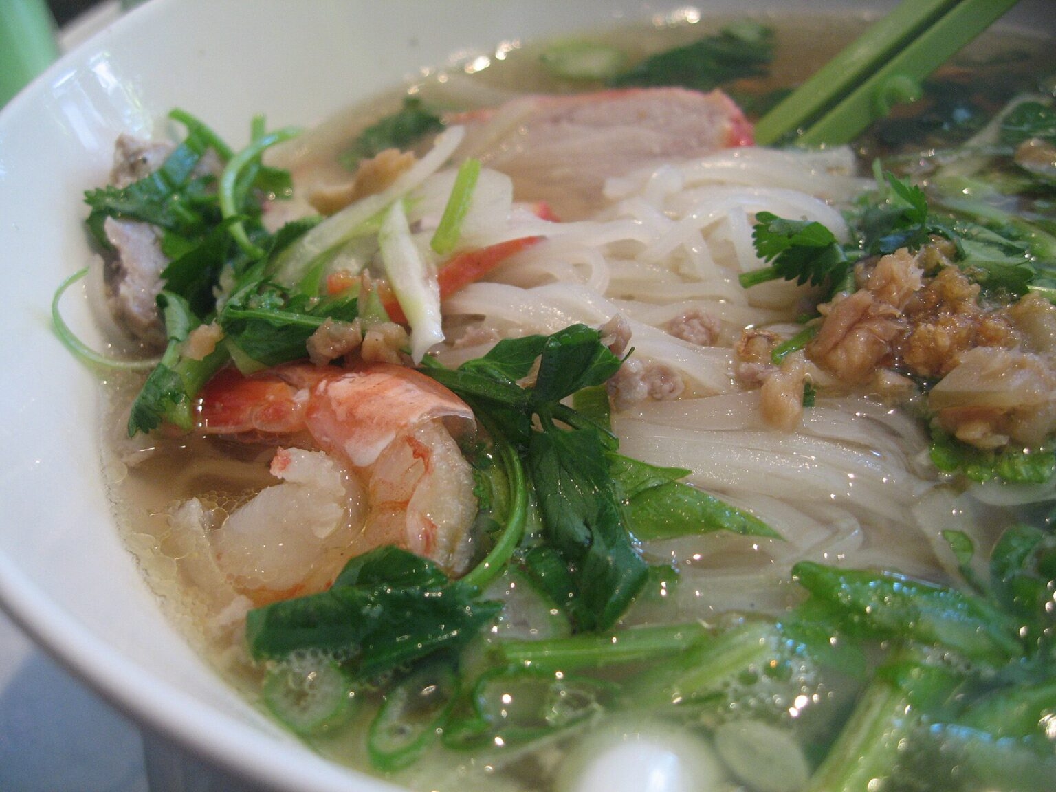 hủ tiếu Nam Vang（汁あり）。海老・豚肉・ハーブ