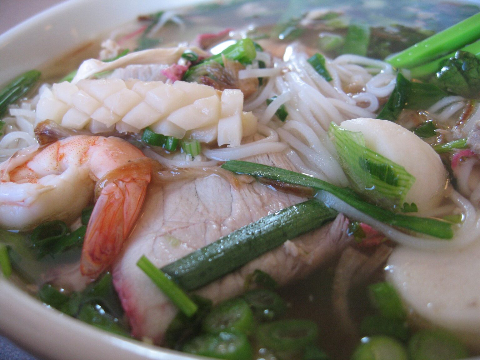 具だくさん（thập cẩm）。イカ、海老、豚肉、レバー、青菜、白い太めの麺