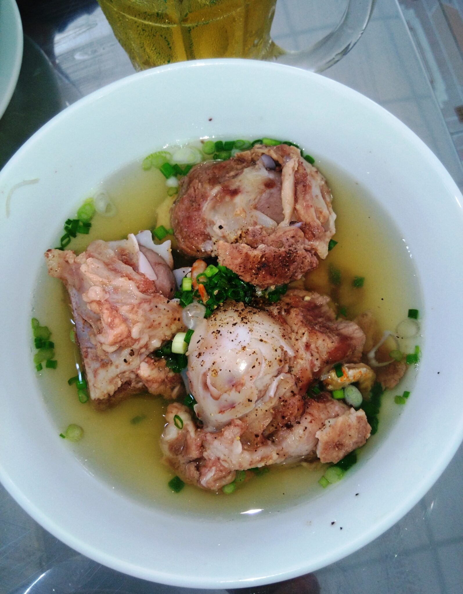 hủ tíu Nam Vang xí quách。骨付き肉入り（2016年）