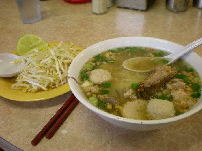 プノンペンのクイティウ。肉団子、澄んだスープ、脇にもやし・ライムの皿