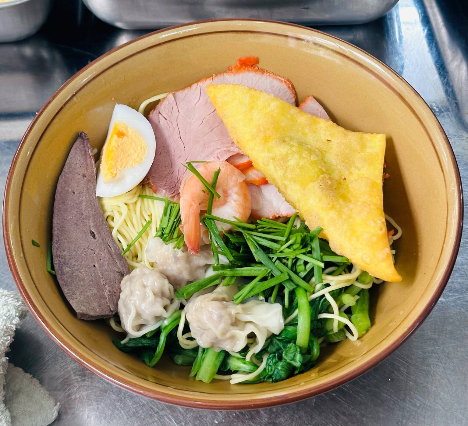 hủ tiếu mì。ワンタン・卵焼き・豚肉・海老の汁なし麺