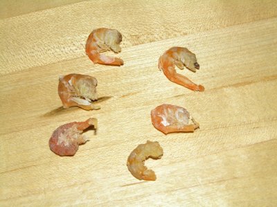 木の板の上の干し海老6尾（小さい画像）