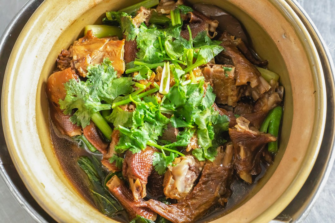 豚肉と青菜を煮合わせる料理工程の補助写真（パクシャ・パそのものではない）