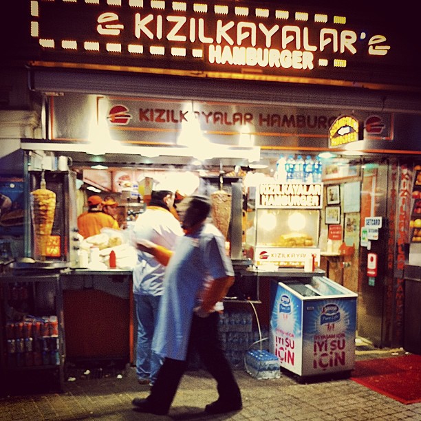 夜のKızılkayalarの店先、看板と店頭のショーケース