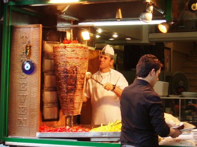 イスタンブールのドネル店、店頭で回る肉の塔をナイフで削ぐ職人