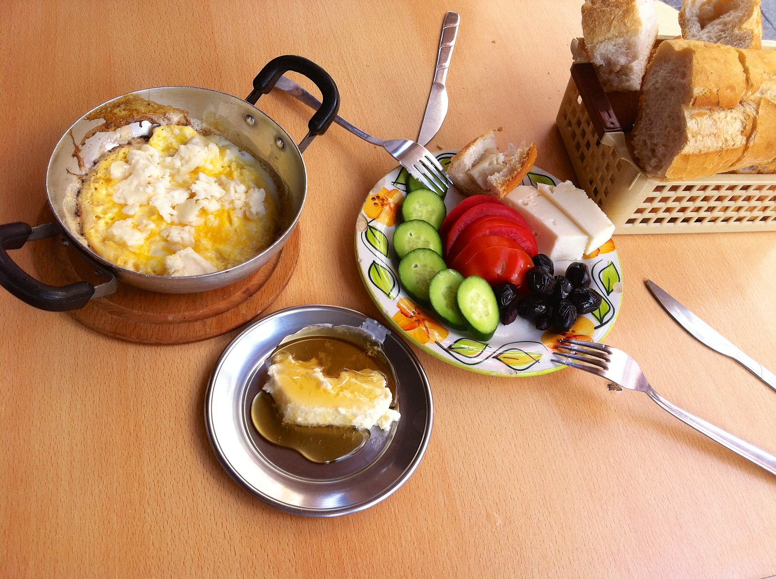 イスタンブールの老舗カイマク店の朝食、小皿のカイマクにはちみつをかけたもの、卵料理と野菜・パン