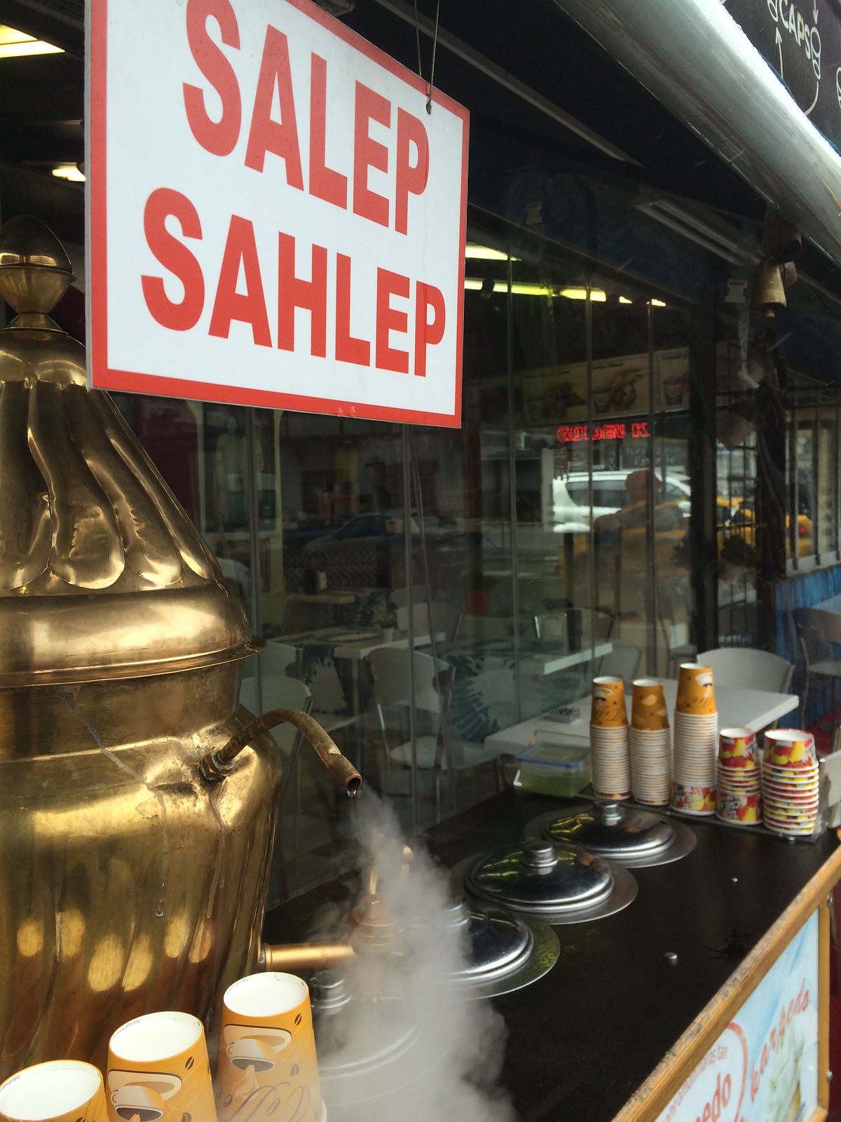 「SALEP SAHLEP」の看板と、湯気を上げる真鍮のサーレップの壺、紙コップ
