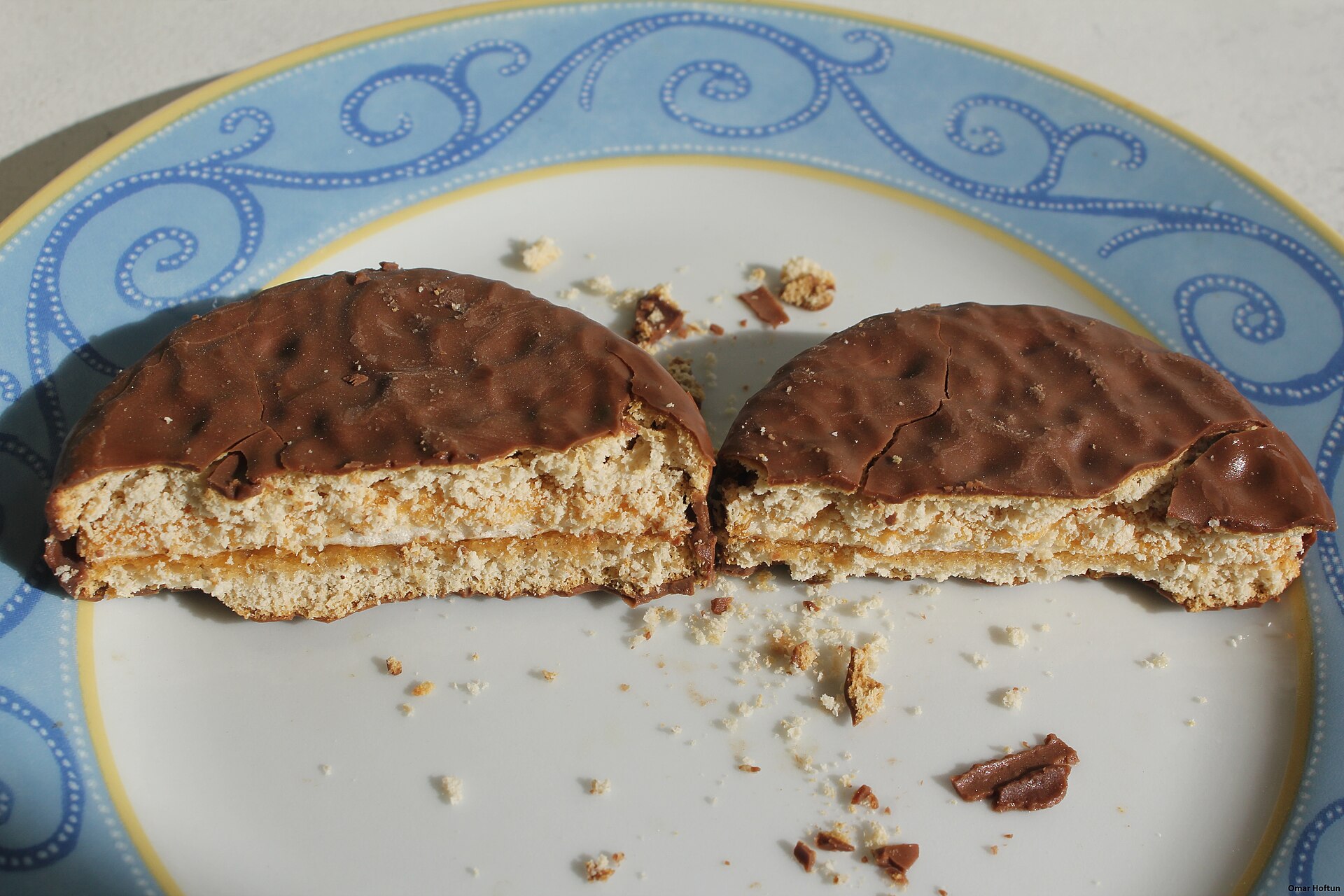 皿の上で半分に割ったウルケル・ハレイ、チョコがけのビスケットにはさんだマシュマロの断面