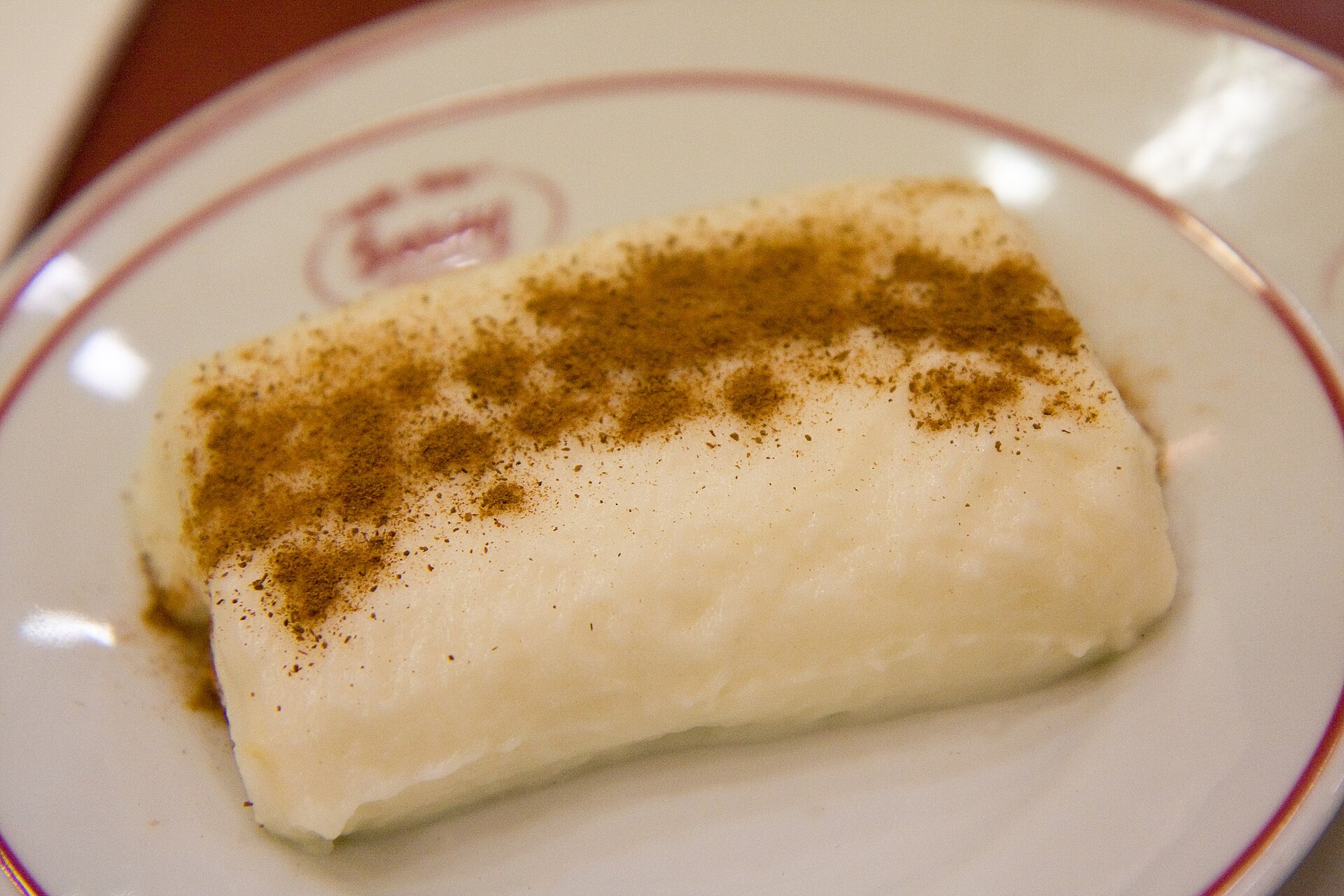 シナモンをふった白く四角いタヴク・ギョウスュ
