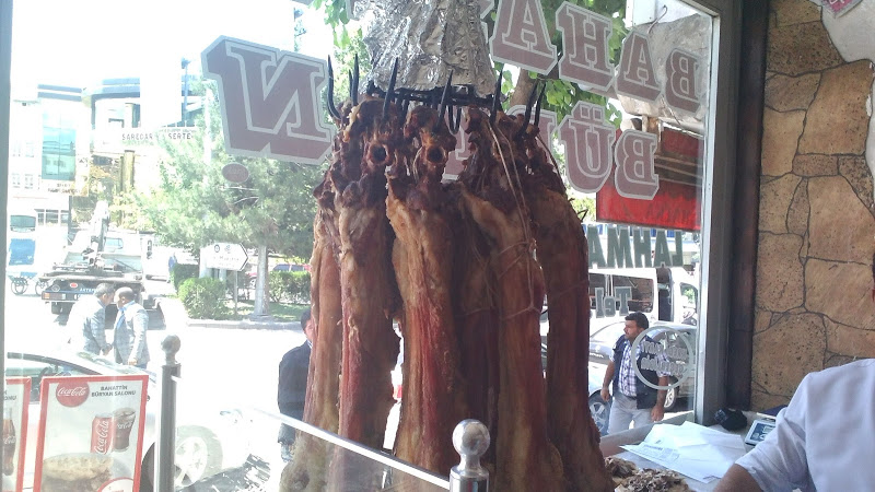 ビュルヤン店のガラス窓の奥に吊るされた窯焼きの子羊の塊