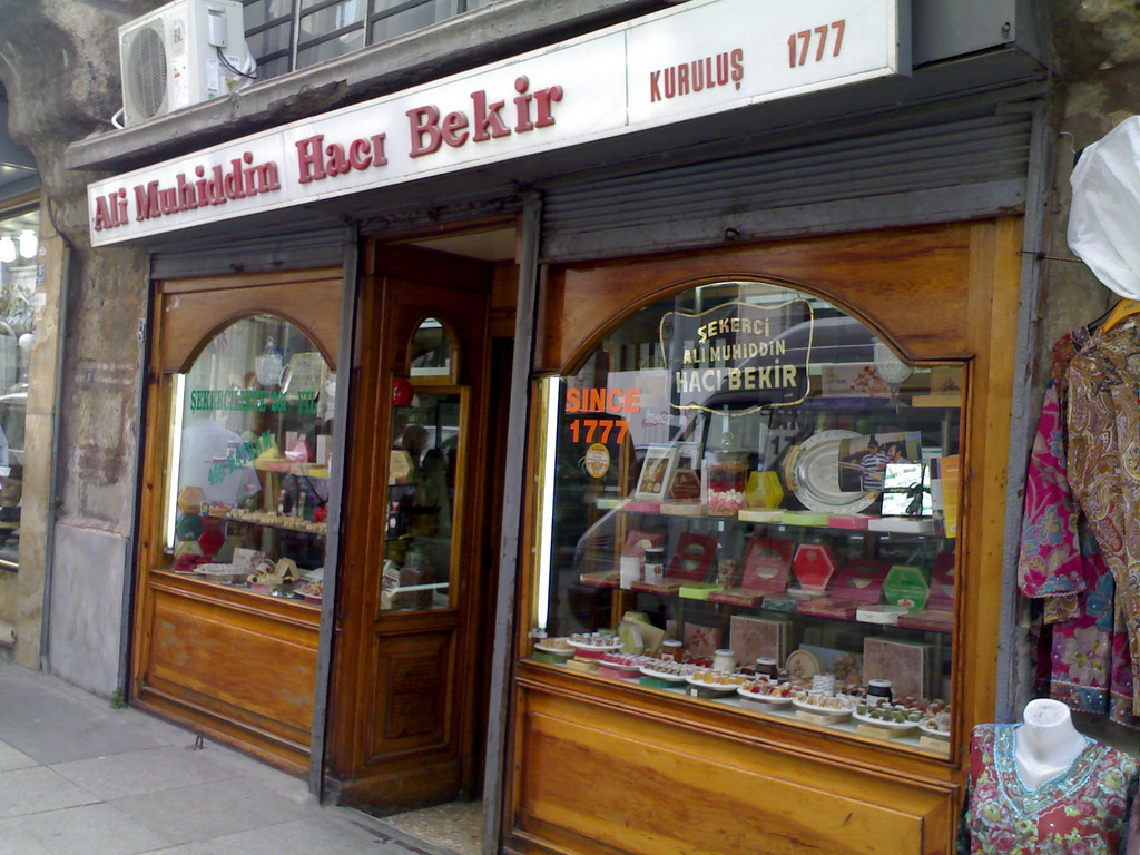 「Ali Muhiddin Hacı Bekir KURULUŞ 1777」の看板を掲げた木枠のショーウィンドウの店構え