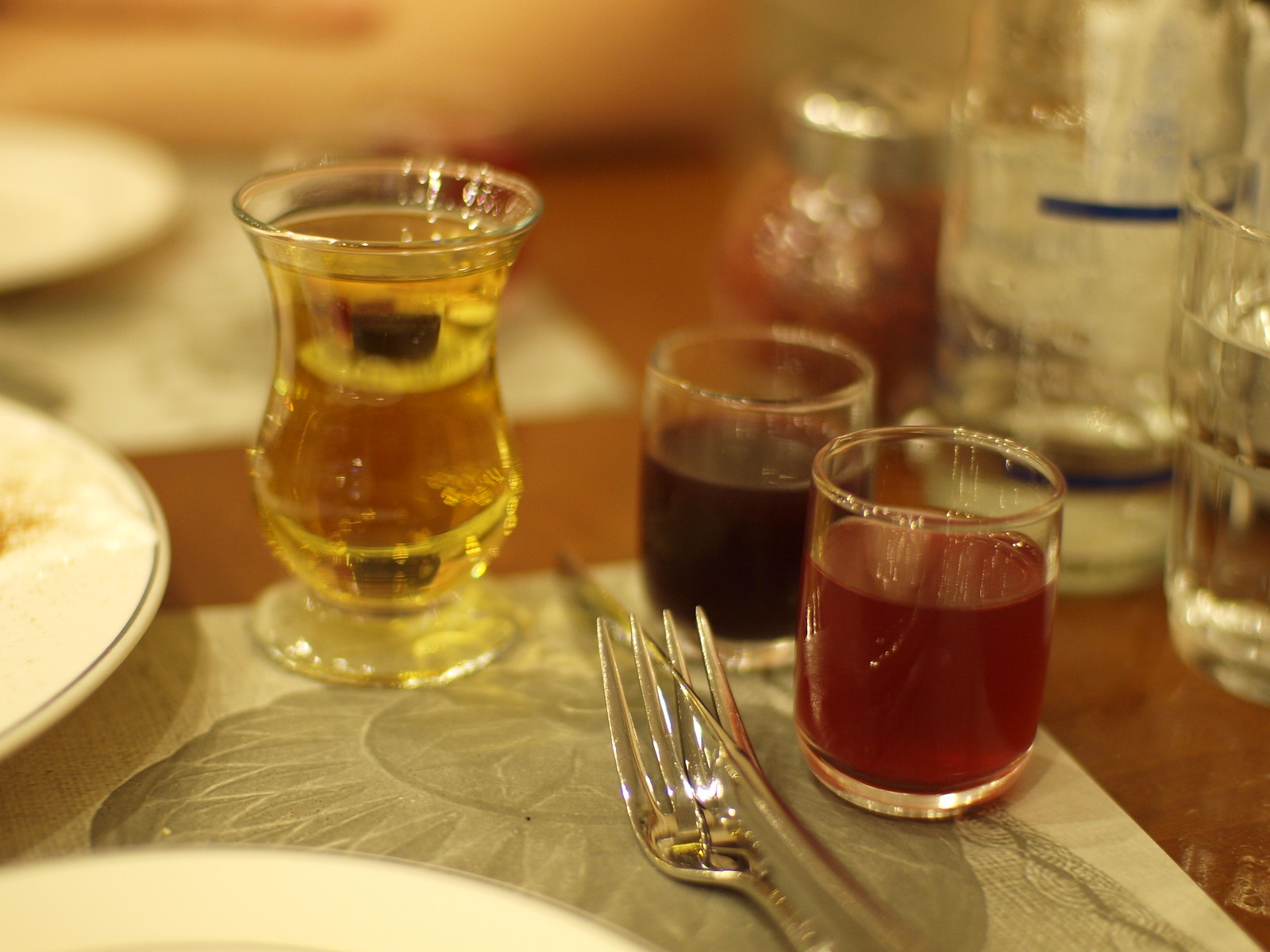 Çiya Sofrası のテーブルに並ぶオレガノ茶とスマック、ラズベリーの冷たい飲み物のグラス