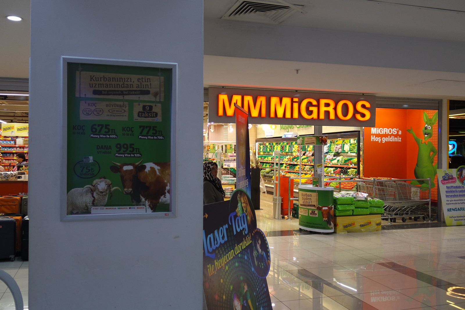 トルコのショッピングモールにある Migros（MMMigros）の入口と売り場