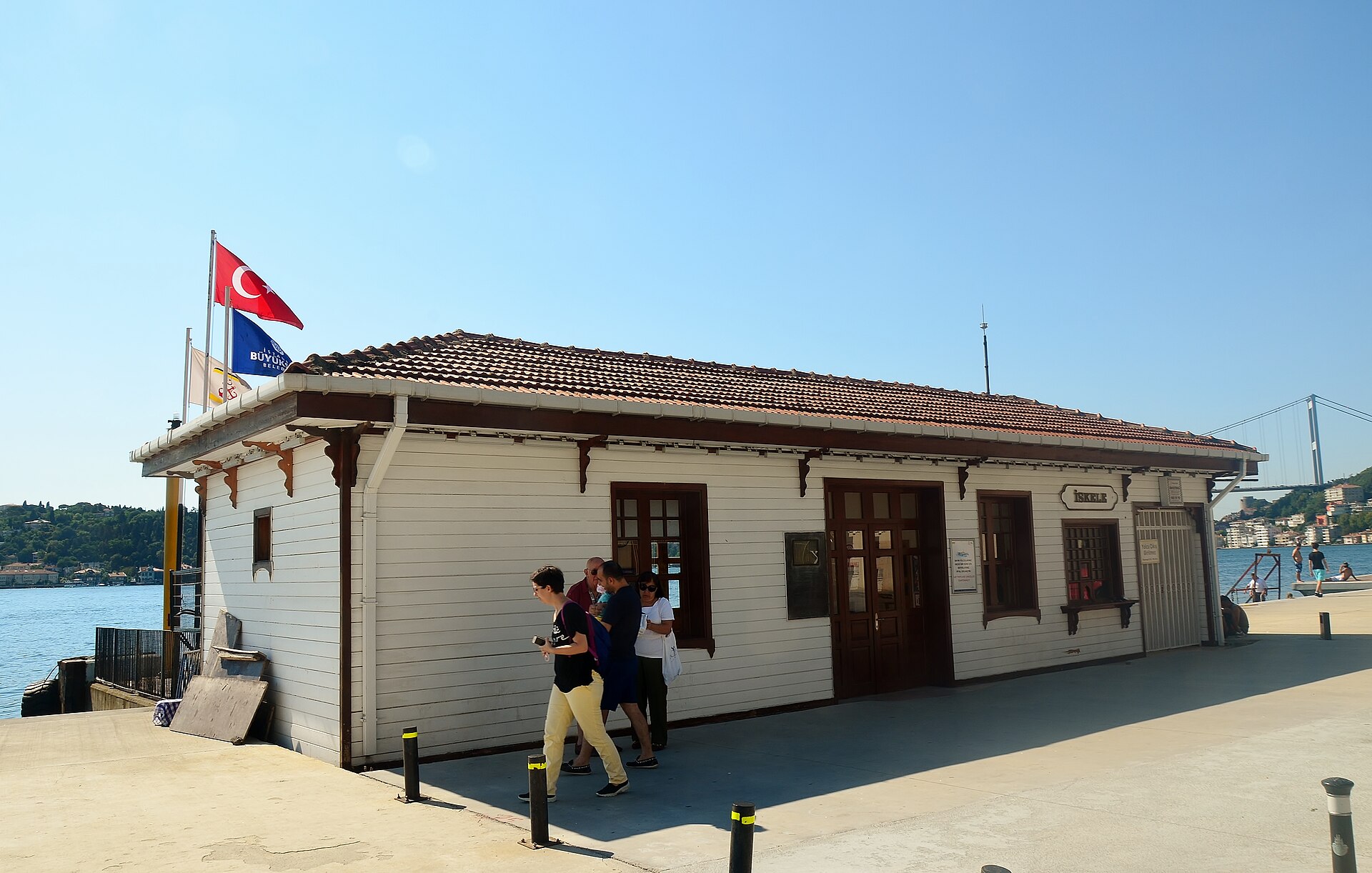 トルコ国旗の立つエミルガンの白い桟橋小屋、奥にボスポラス