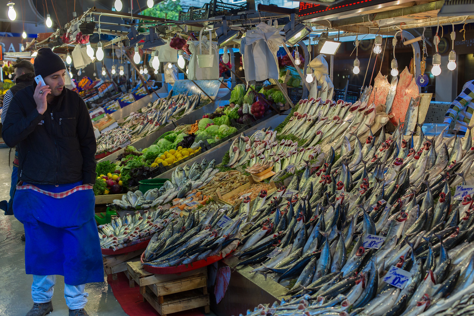 ベシクタシュの魚市場、氷の上に並ぶ魚と野菜の露店