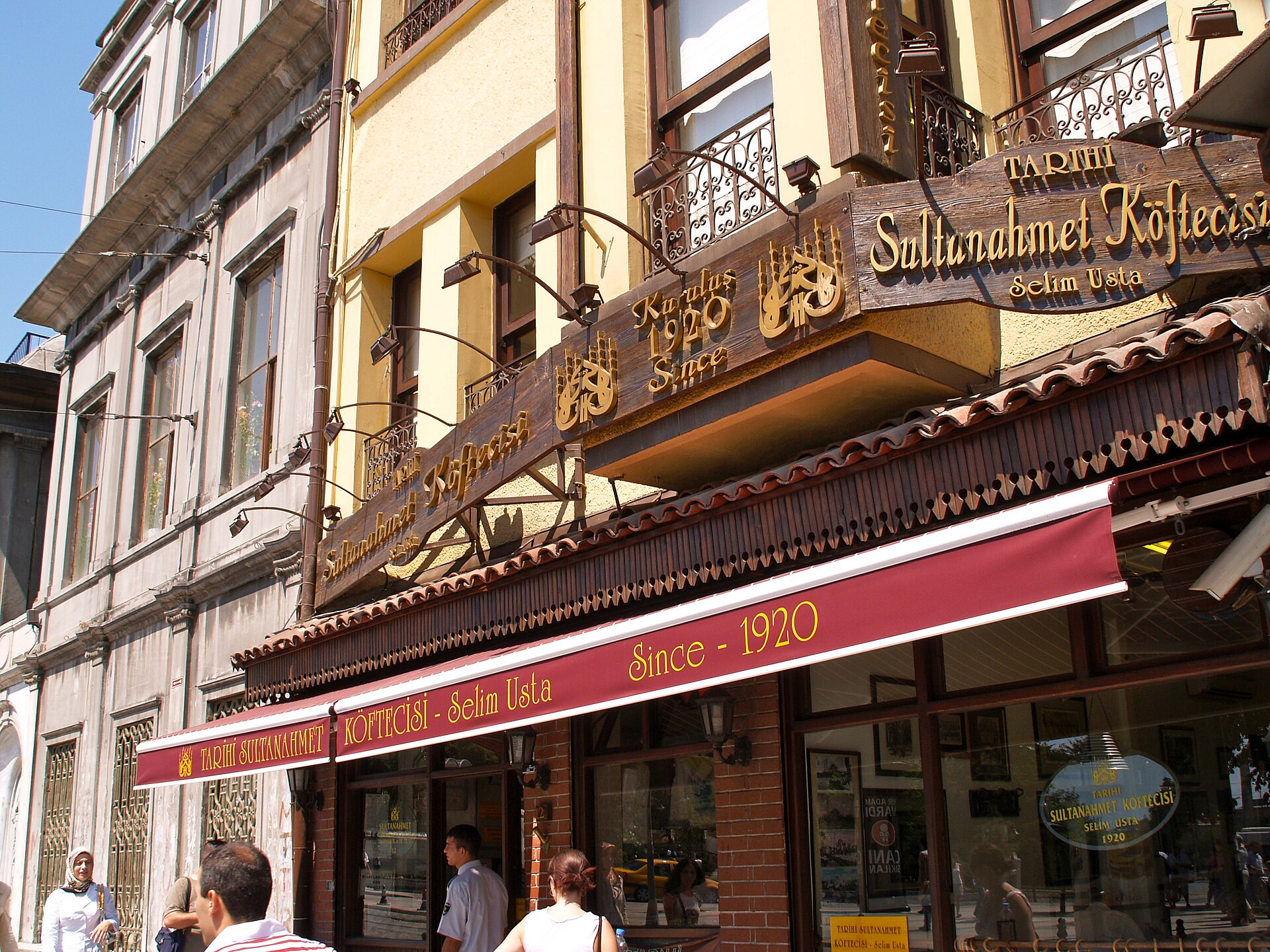 Tarihi Sultanahmet Köftecisi の店構え、赤い日よけと木の看板