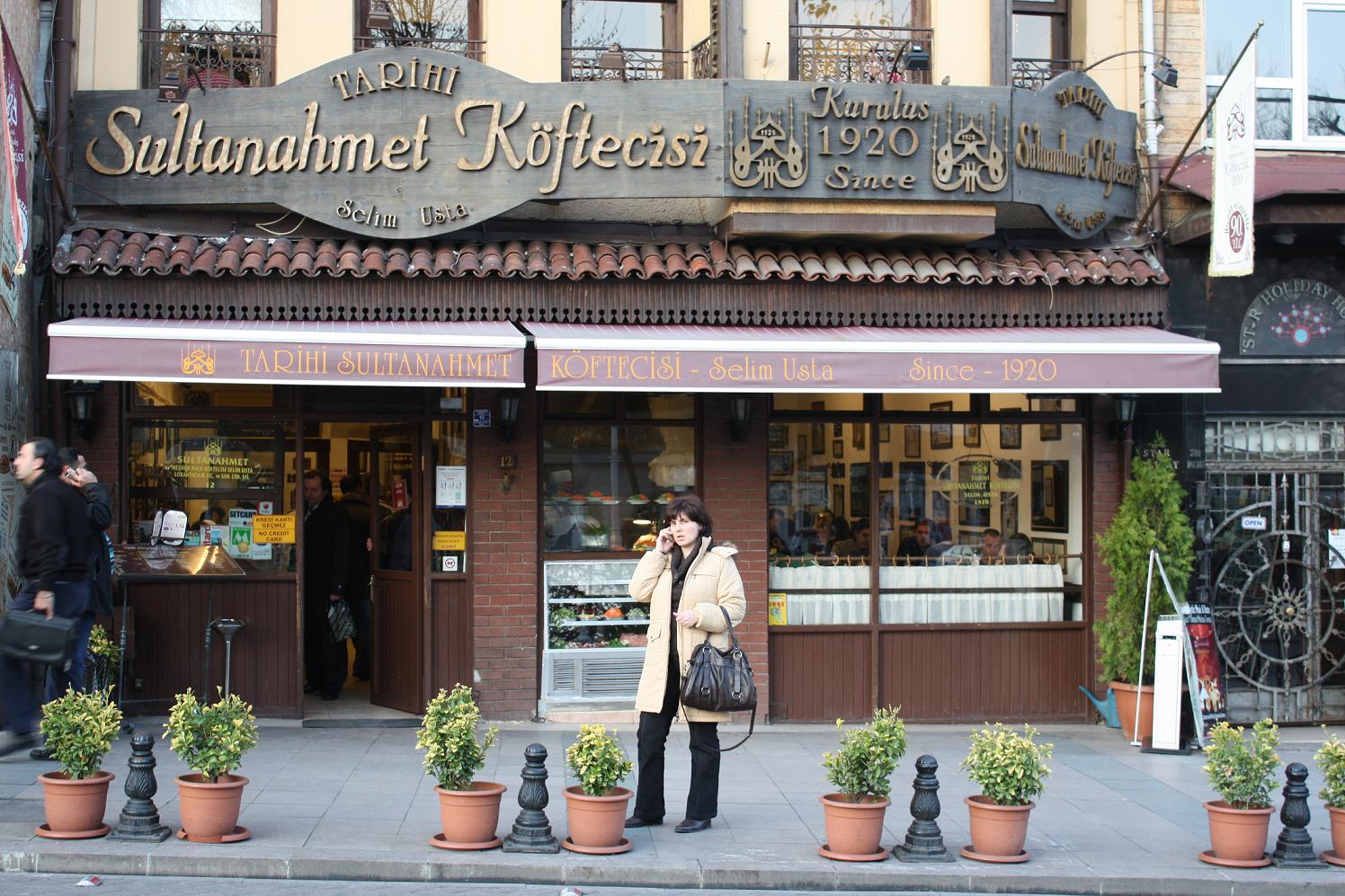 鉢植えが並ぶ Tarihi Sultanahmet Köftecisi の正面