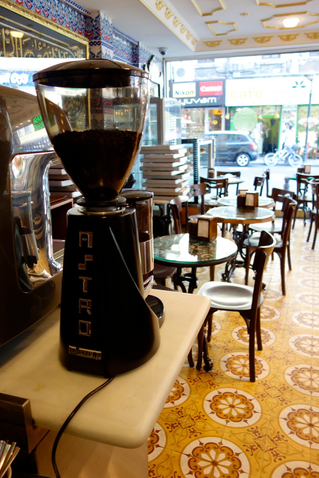 Hafız Mustafa の店内、タイル床とカフェ席、コーヒーミル