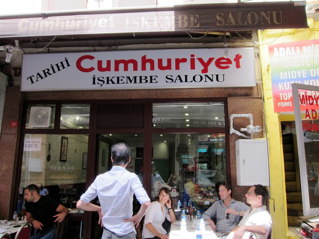 Tarihi Cumhuriyet İşkembe Salonu の店先と外のテーブル席