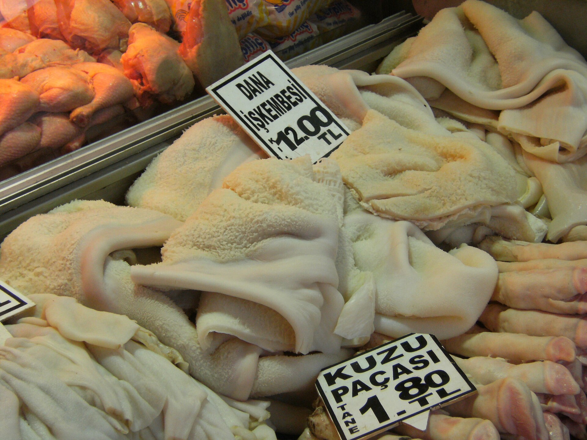 値札の付いた牛の胃袋（イシュケンベ）と羊の足（パチャ）が並ぶ肉屋のケース