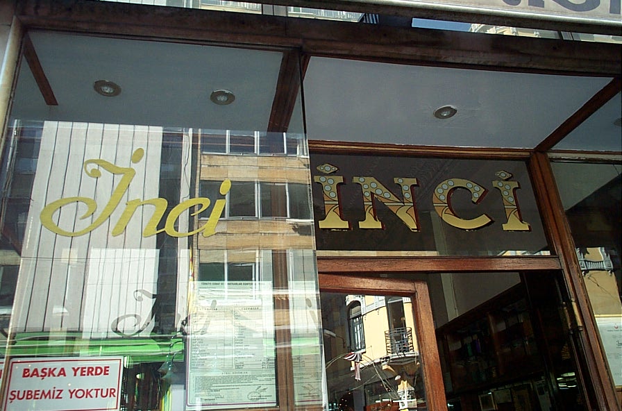 İnci Pastanesi の店先、ガラス窓に金色の「İnci」の文字