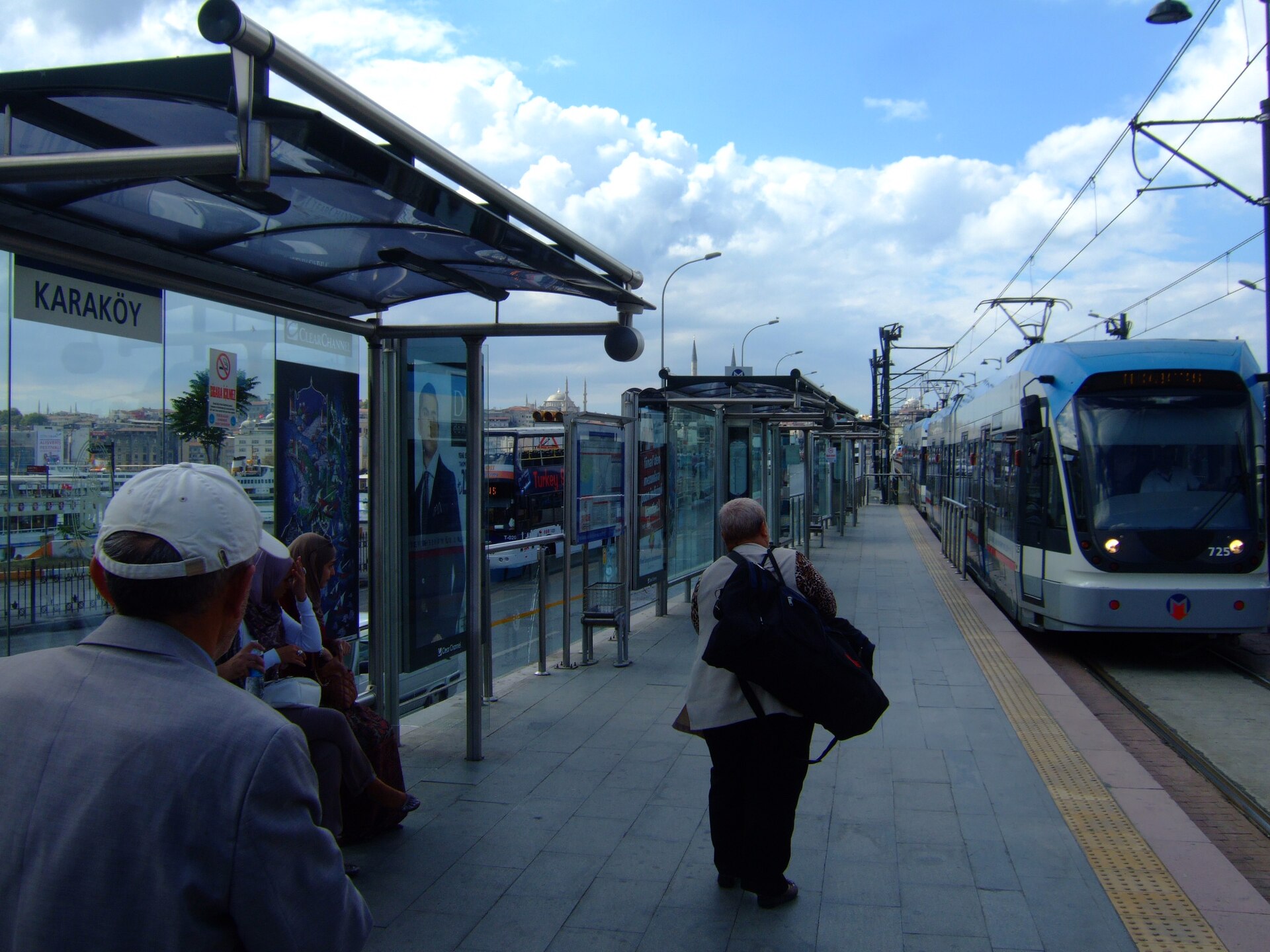 トラムT1線カラキョイ駅のホームと入ってくる路面電車