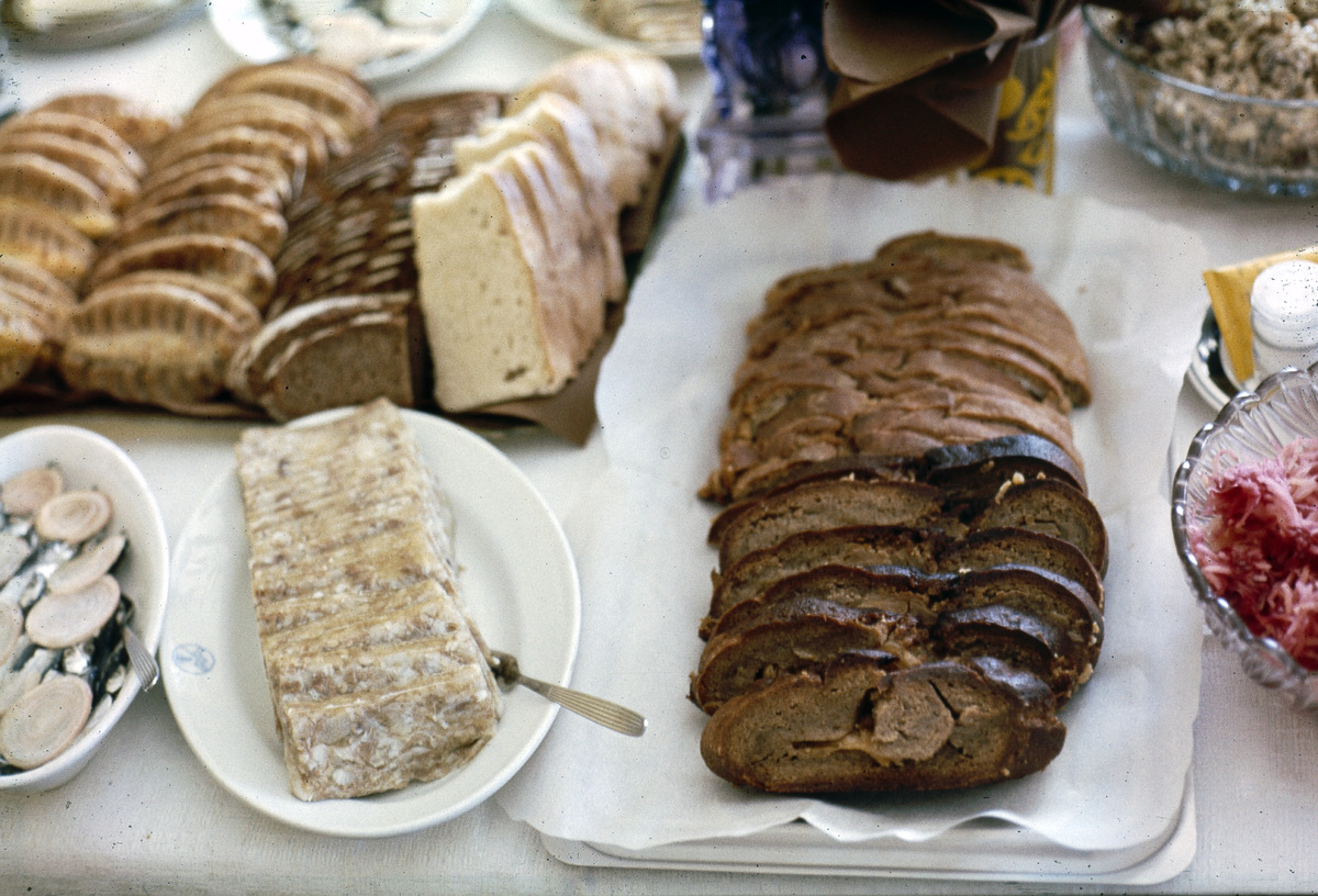 白い布を敷いた食卓に、輪切りにしたカラクッコと他の伝統料理が並ぶ
