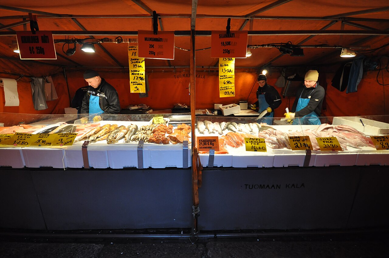 オレンジ色のテントの下、氷の上に淡水魚を並べた市場の魚売り場