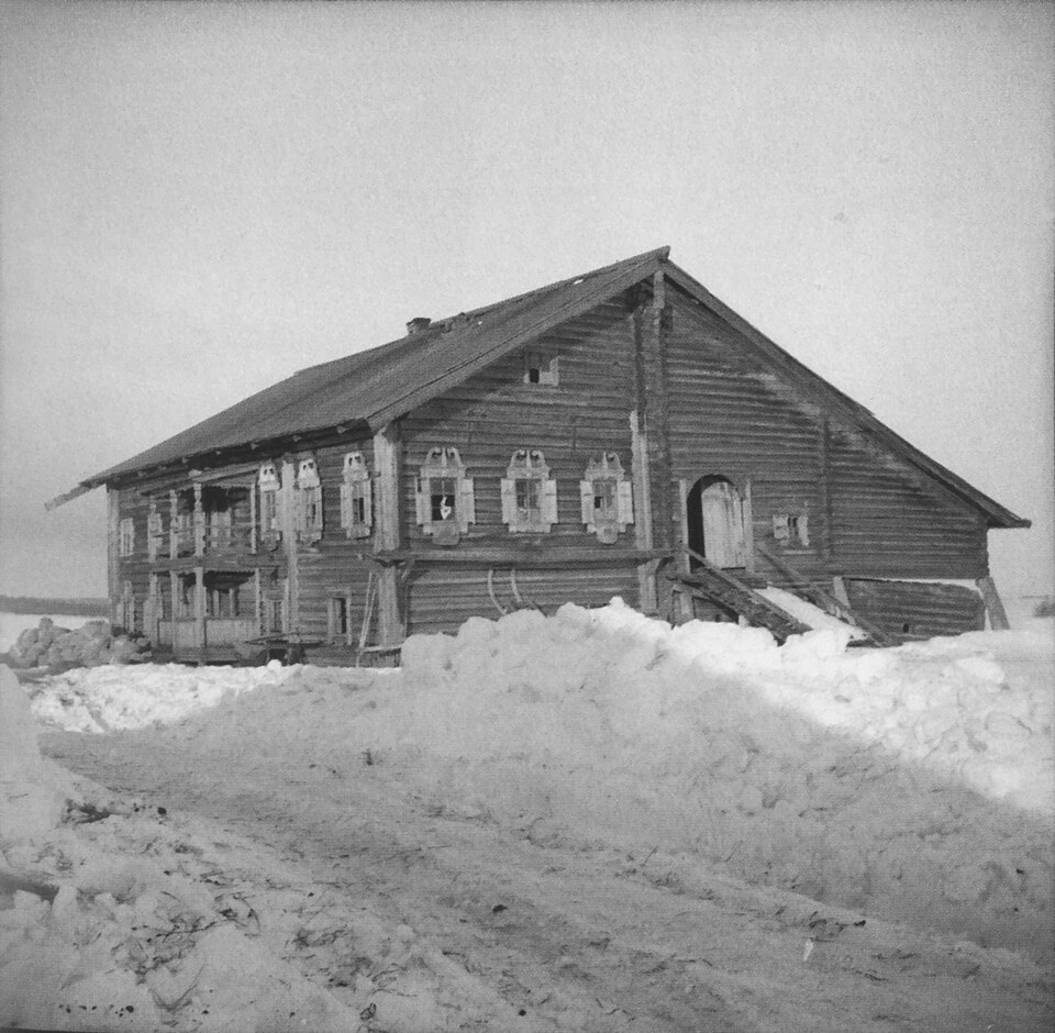 ロシア・カレリア共和国メドヴェジエゴルスク地区クルゲニツィ村の伝統的カレリア家屋を写した白黒写真