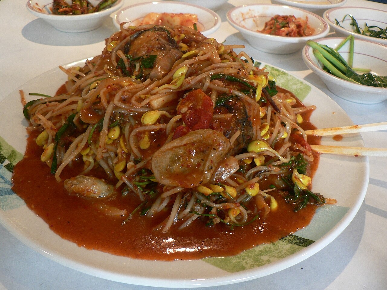 魚と長い野菜を合わせた皿。