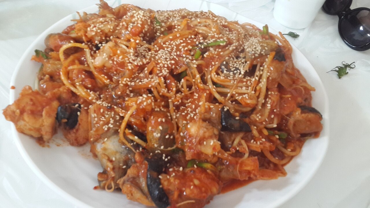 豆もやしとアンコウの切り身。