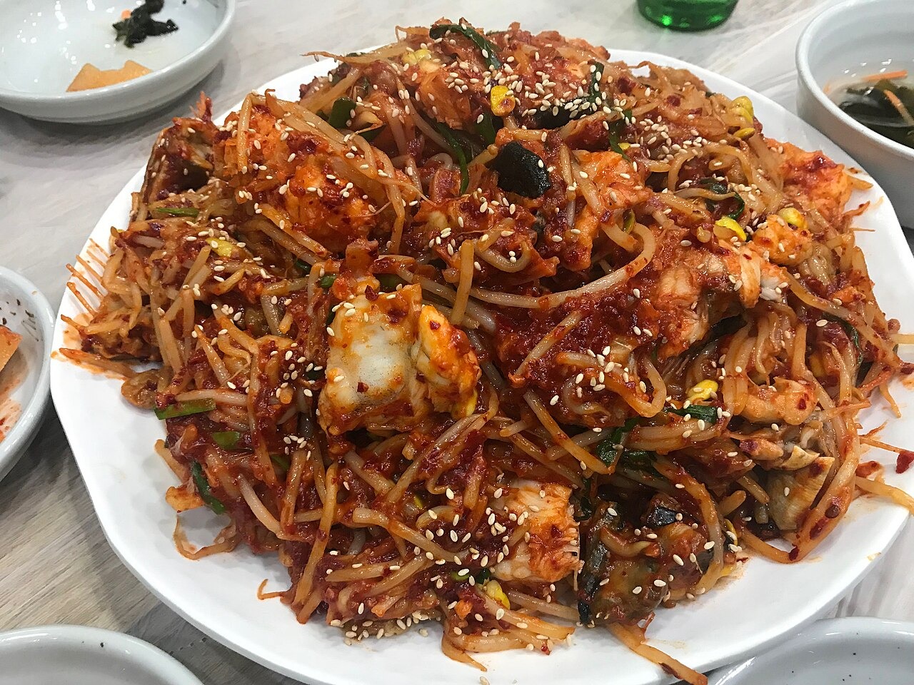 白い皿へ盛ったアンコウの料理。