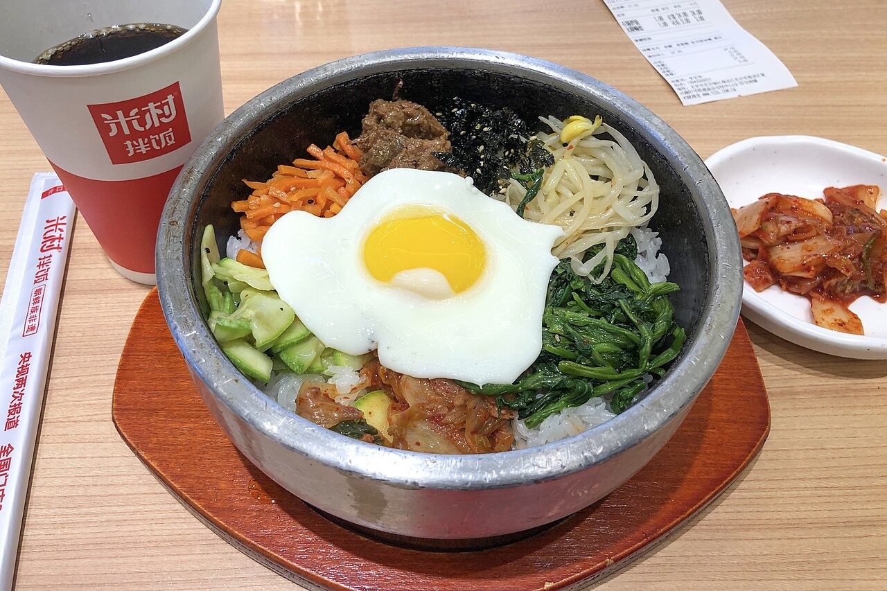 具を区切って盛ったビビンバ。混ぜる前は一つずつの食材が見える。